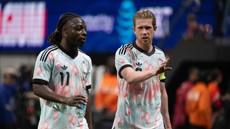 Jeremy Doku y Kevin De Bruyne.