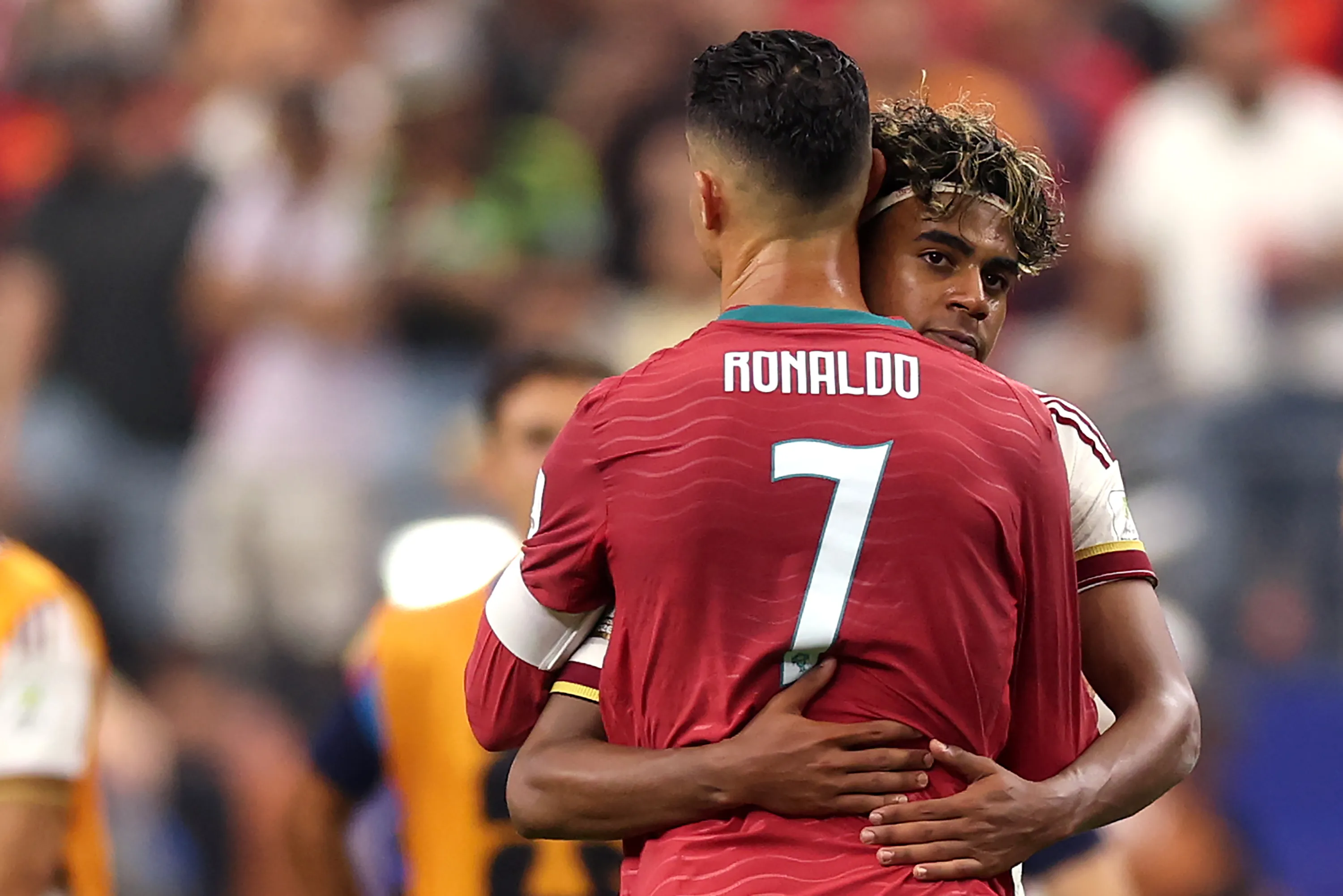 Cristiano Ronaldo consolado por Yamal tras el Portugal vs. España. Foto: Getty.