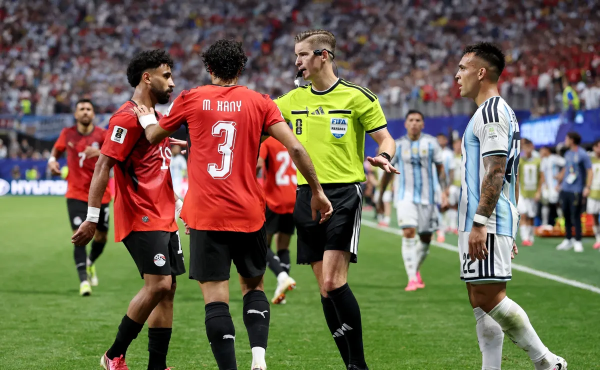 غضب عالمي واجتياح وسم "VARgentina" بعد قرارات تحكيمية مثيرة للجدل في مباراة الأرجنتين ومصر بمونديال 2026