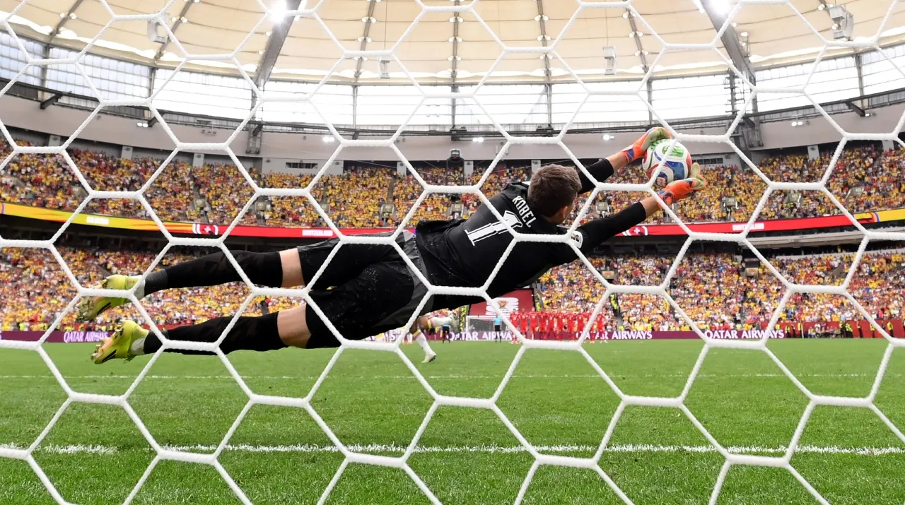 La atajada de Kobel al penal de Hernández. (Foto. Getty Images)