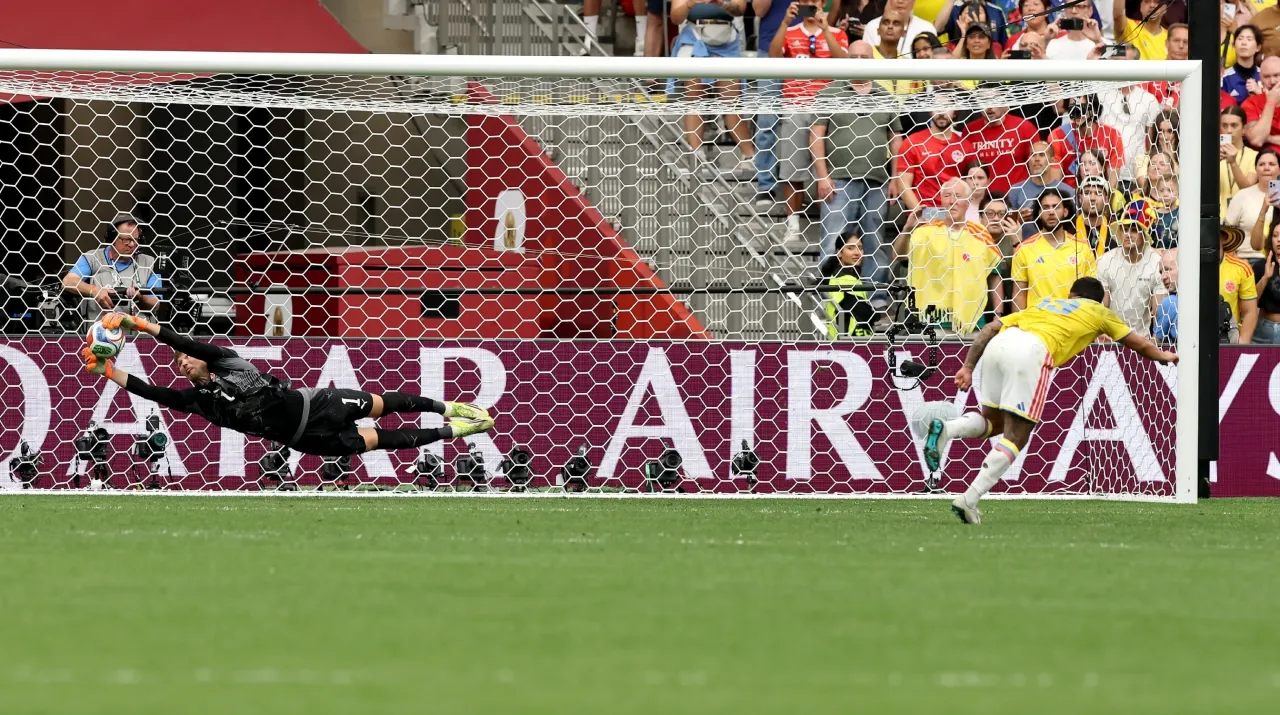 El penal que le taparon al Cucho Hernández. (Foto: Getty Images)