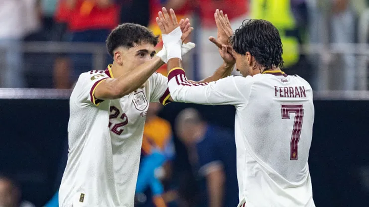 Pau Cubarsí y Ferran Torres.