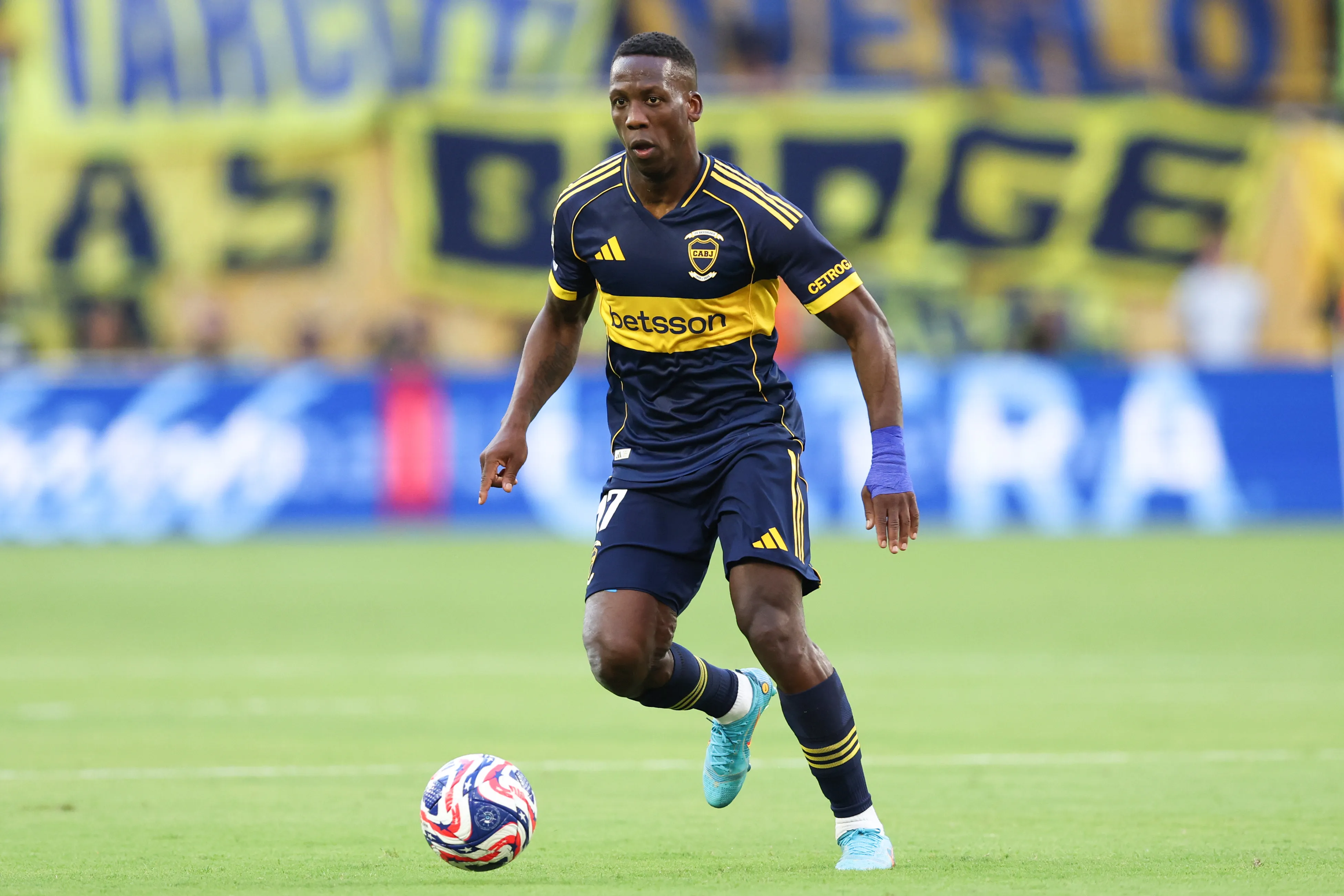 Luis Advíncula, campeón de todo a nivel local con Boca Juniors.
