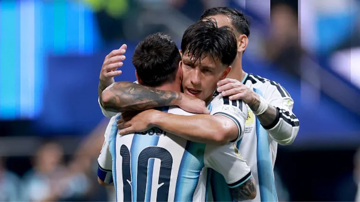 Jugadores de Argentina abrazados.