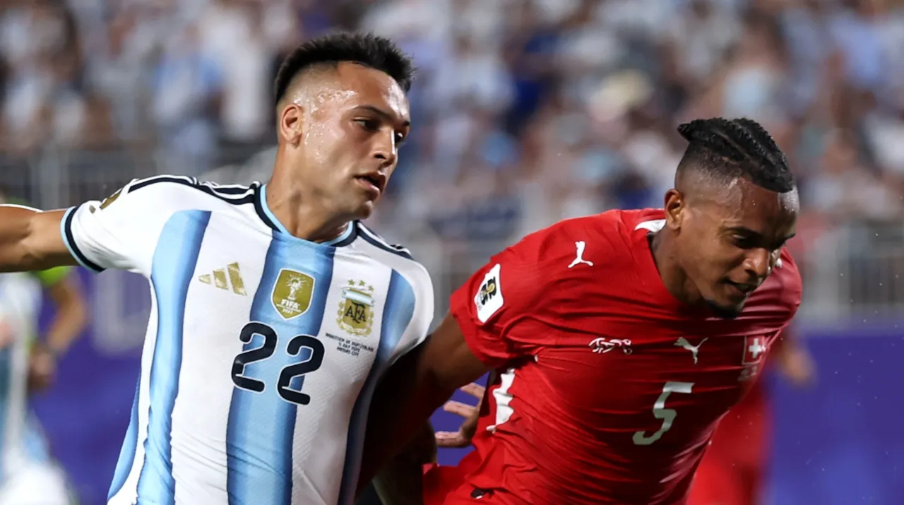 Lautaro Martínez y Manuel Akanji. (Foto: Getty Images)