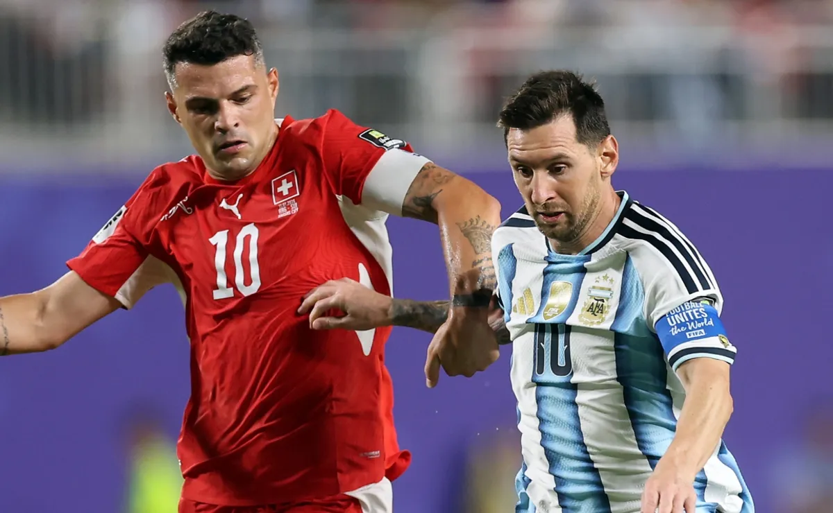 فيديو مسرب يكشف المستور.. اعتداء بدون كرة من قائد سويسرا على ميسي يفجر منصات التواصل