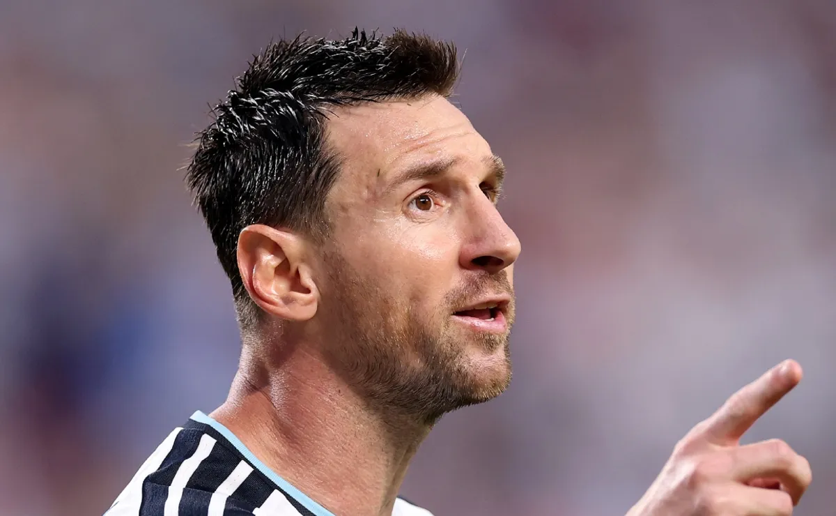 اللاعب الذي وضعه ميسي فوق الجميع: «هو الأعظم على الإطلاق ولا يمكن مقارنتي به»