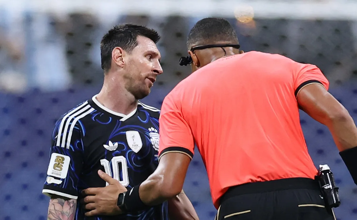 صدمة قبل النهائي.. الفيفا يعاقب الأرجنتين مالياً بعد موقعة إنجلترا في المونديال