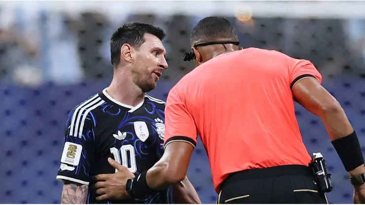 Lionel Messi y el árbitro Ismail Elfath.