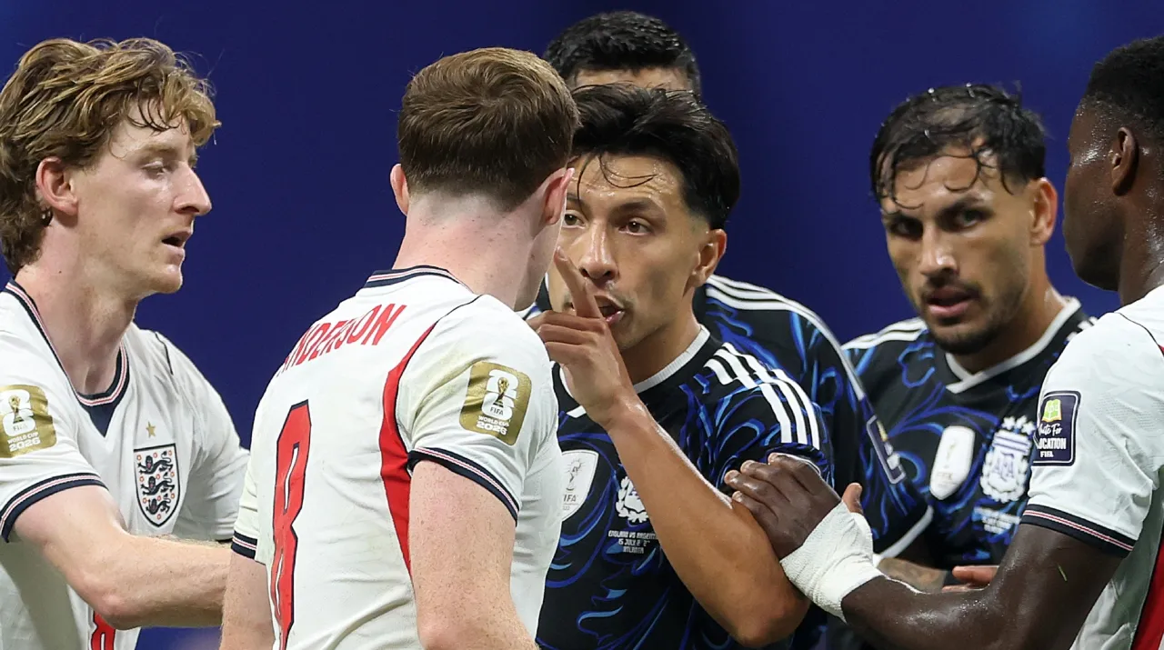Lisandro Martínez fue amonestado vs. Inglaterra. (Foto: Getty Images)
