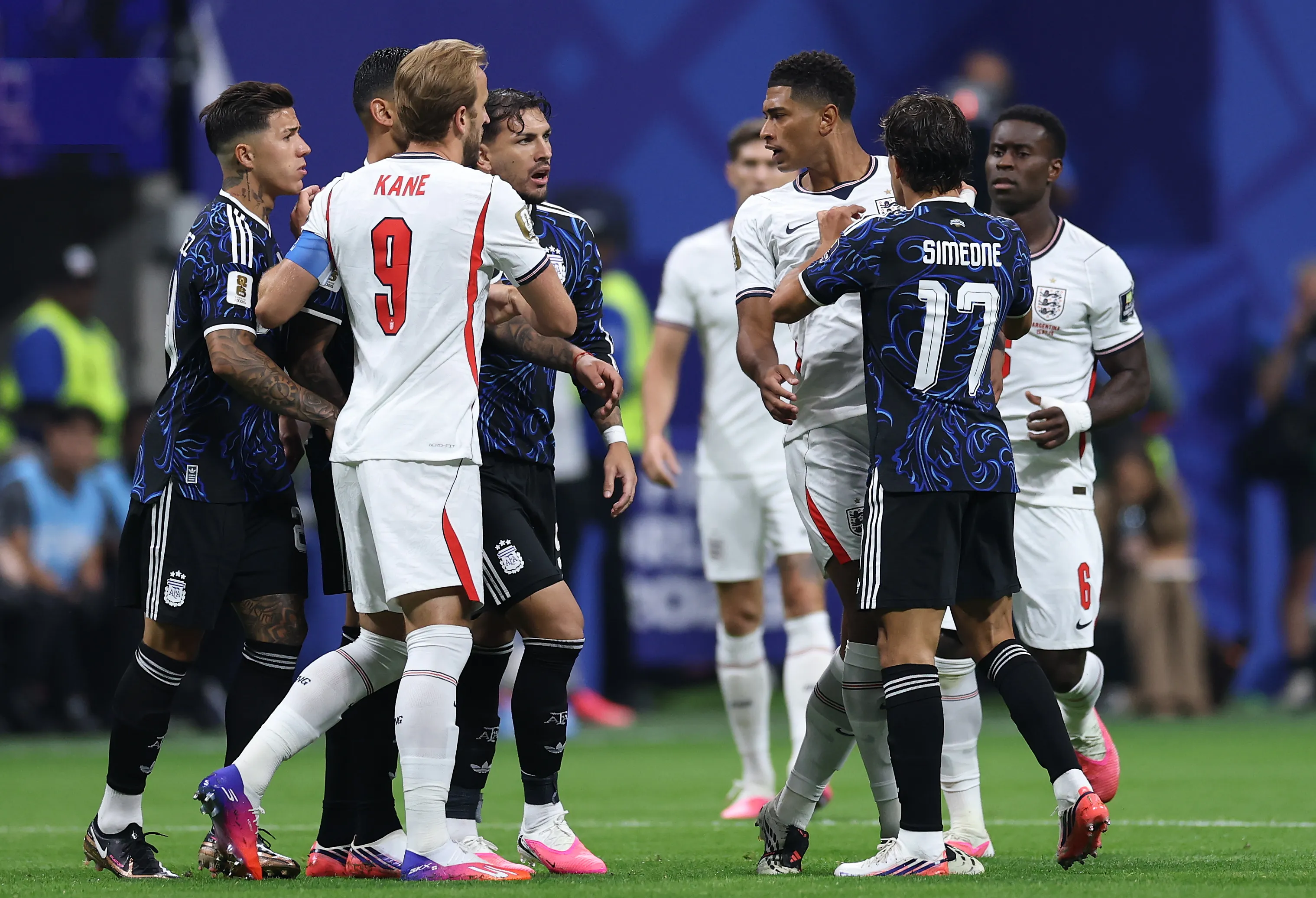Jude Bellingham discutió con varios jugadores de Argentina.