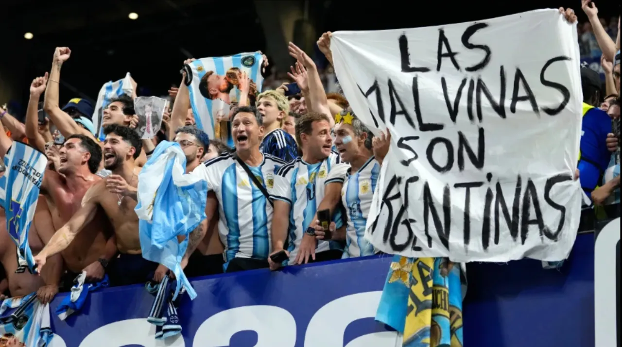 (Hinchas de Argentina en el partido vs. Inglaterra. (Foto: https://www.thesun.co.uk)