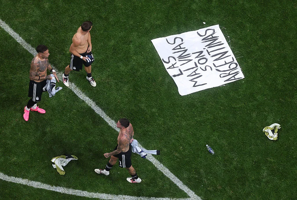 Argentina podría sufrir un duro castigo tras la exhibición de una bandera a favor de las Islas Malvinas (Photo by Dan Mullan/Getty Images).