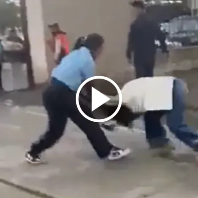 Totalmente insólito: Dos mujeres se pelean afuera del estadio por este jugador de la LigaPro