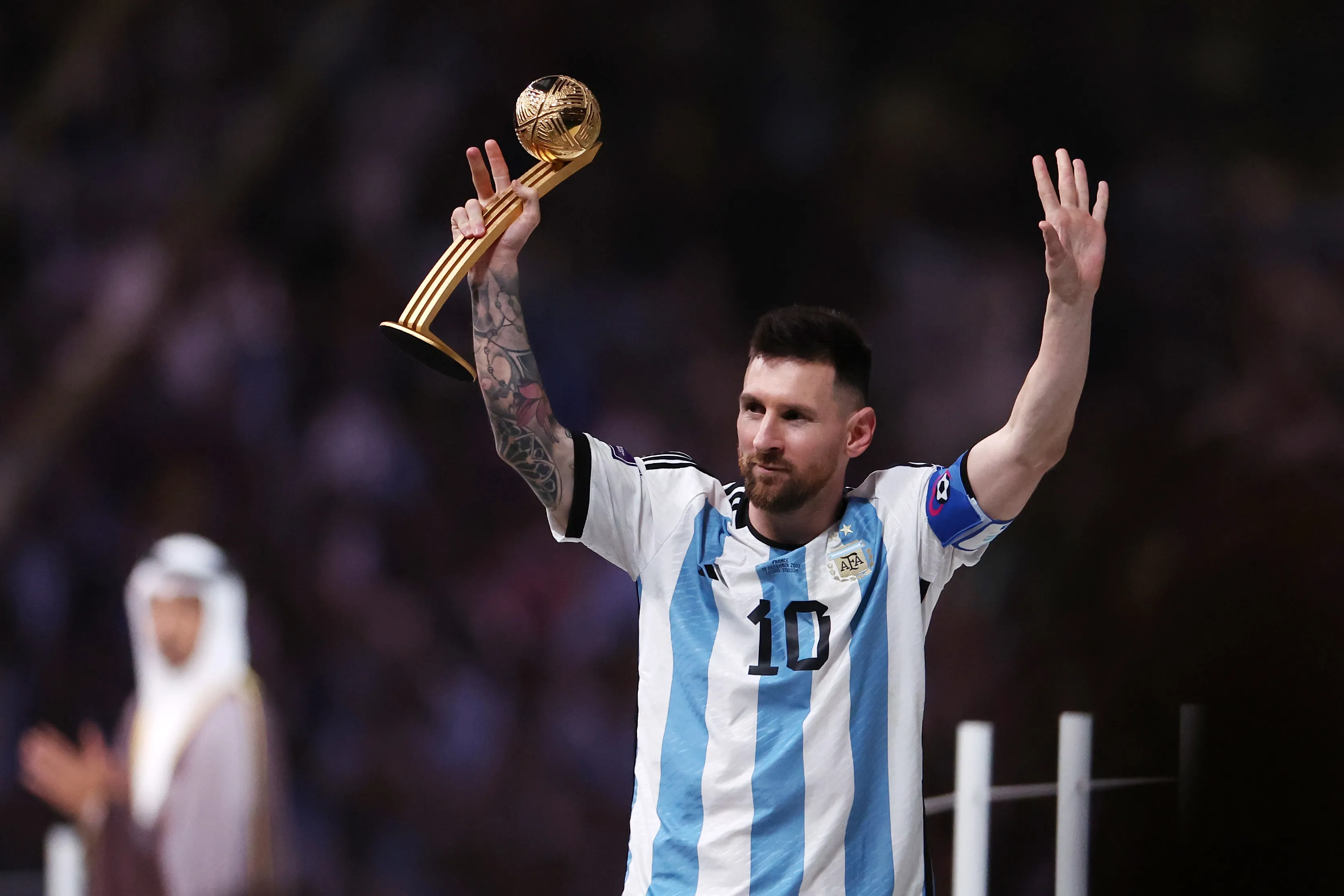 Messi con el premio al Balón de Oro del Mundial 2022.