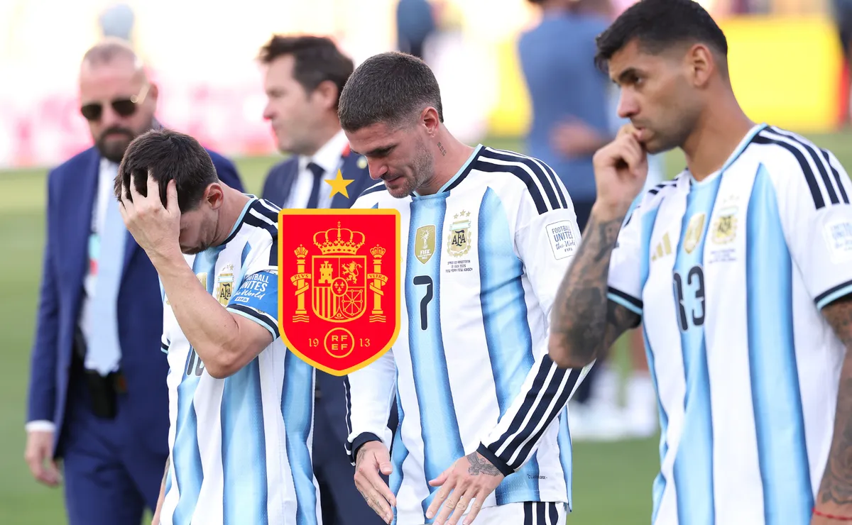 لقطة أثارت الجدل.. ماذا فعل لاعبو الأرجنتين أثناء تتويج إسبانيا بلقب كأس العالم 2026؟