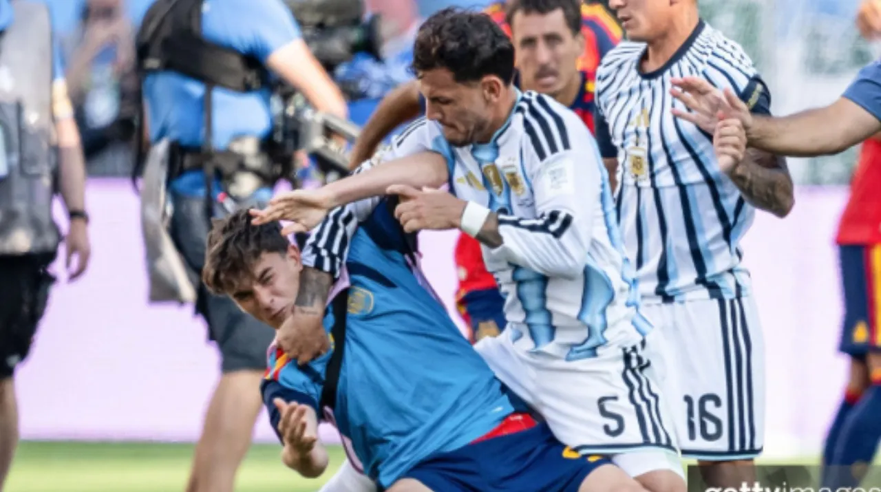 El golpe de Paredes a Gavi en la final del Mundial. (Foto: Getty Images)