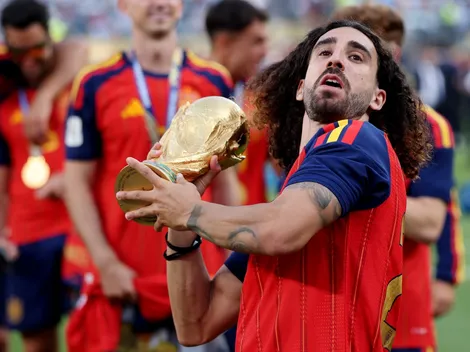 Cucurella enterró una moneda en el césped: se repite cábala del 2010