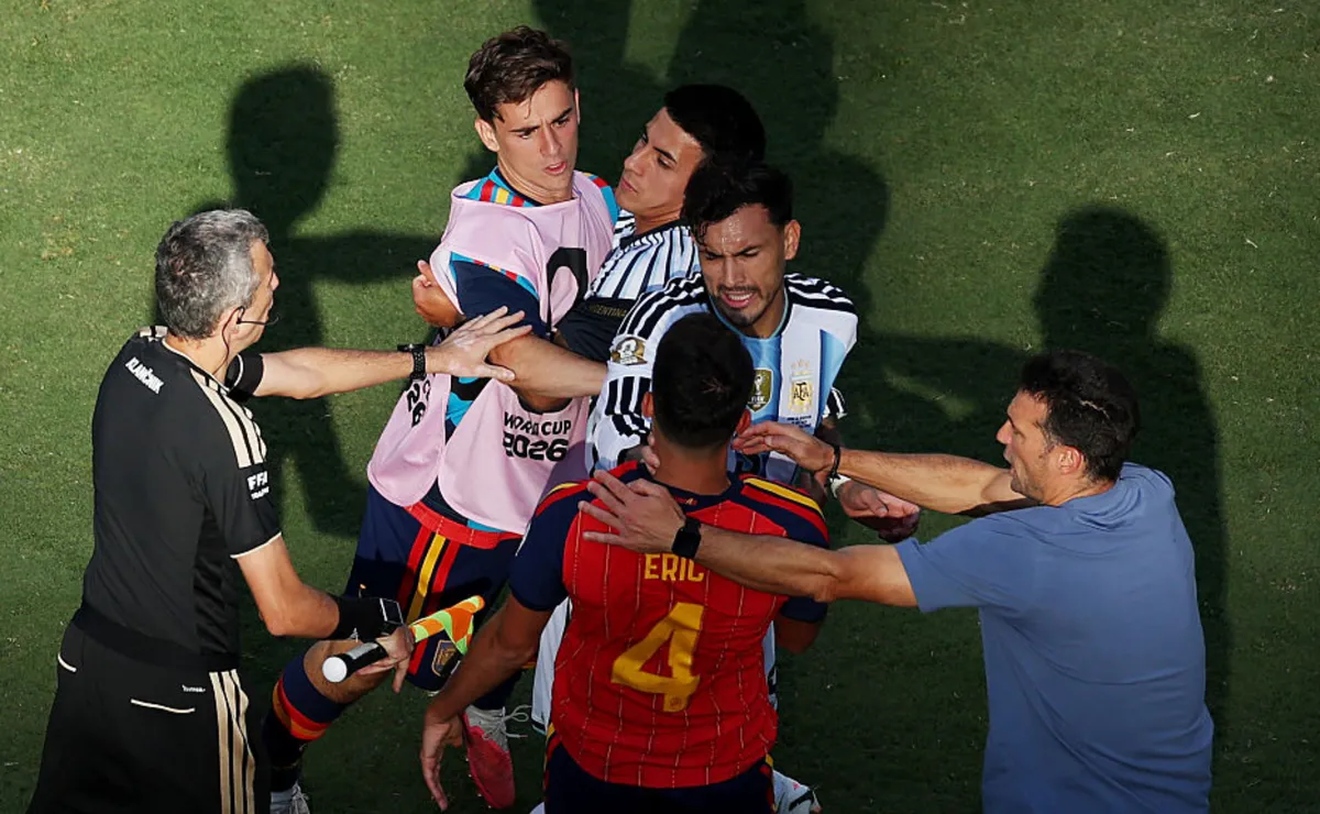 قرار غريب ومثير للجدل.. فيفا يتراجع عن بطاقة لياندرو باريديس الحمراء في نهائي مونديال 2026