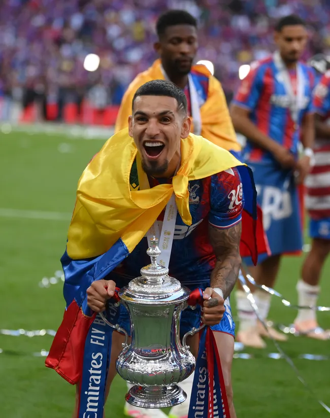 Daniel Muñoz fue campeón de la FA Cup. Foto: Getty.