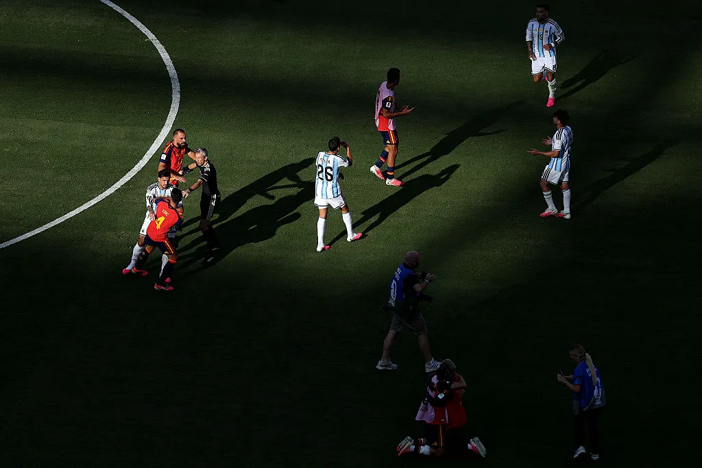 La agresión de Leandro Paredes que dio la vuelta al mundo (Photo by Florencia Tan Jun/Getty Images).