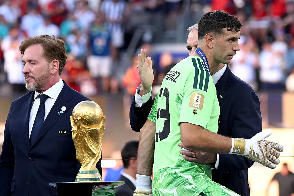 EAST RUTHERFORD, NEW JERSEY – JULY 19: Emiliano Martinez #23 of Argentina walks past the FIFA World Cup Winner’s Trophy at the award ceremony following the FIFA World Cup 2026 Final match between Spain and Argentina at New York New Jersey Stadium on July 19, 2026 in East Rutherford, New Jersey. (Photo by David Ramos/Getty Images)