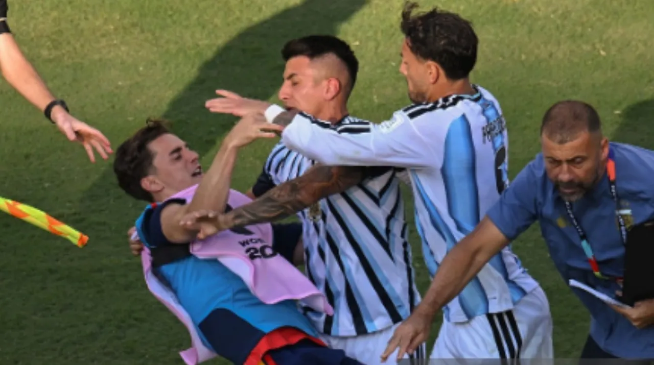 La agresión de Paredes a Gavi. (Foto: Getty Images)