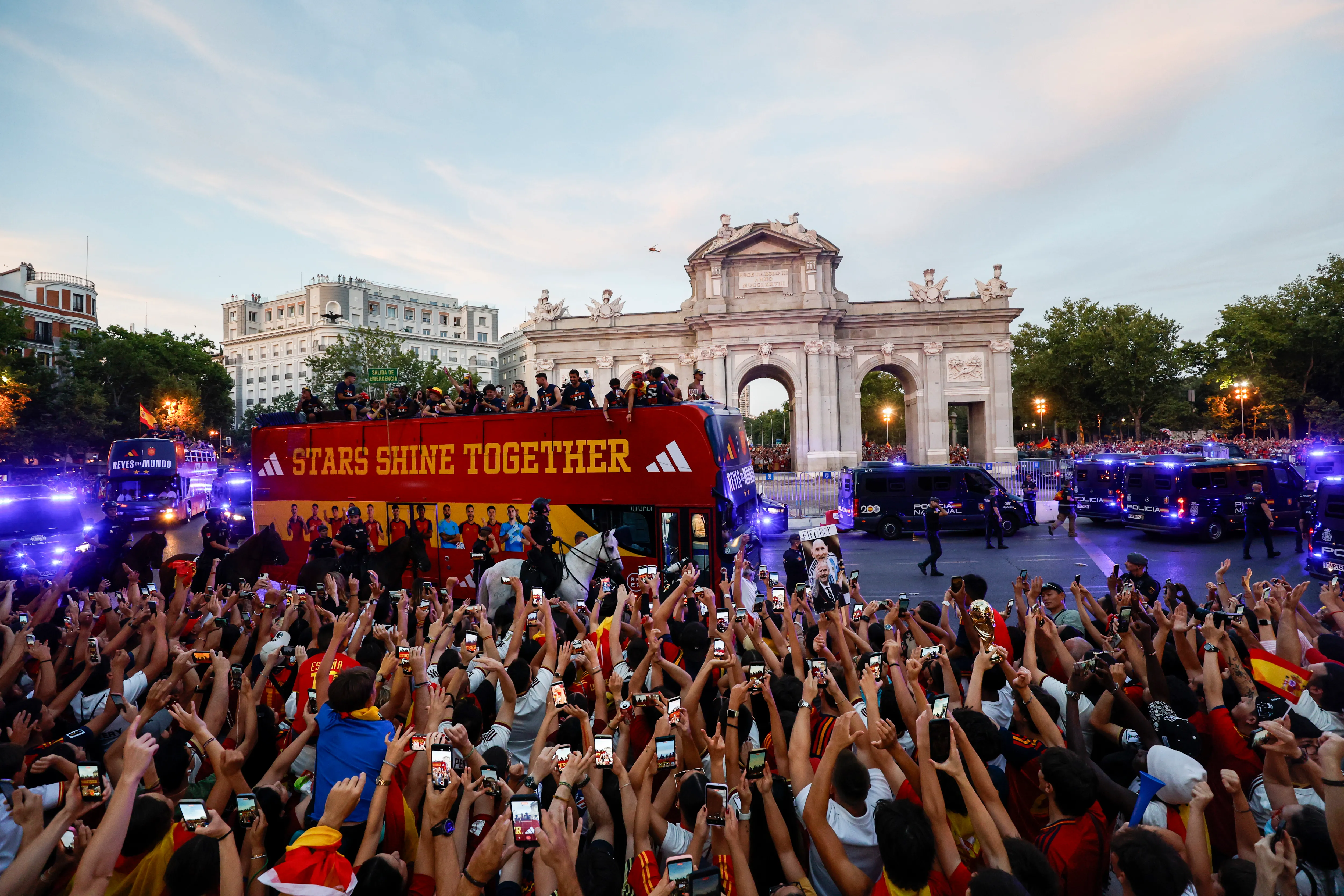El festejo del plantel de la Selección de España en pleno Madrid. Getty Images.