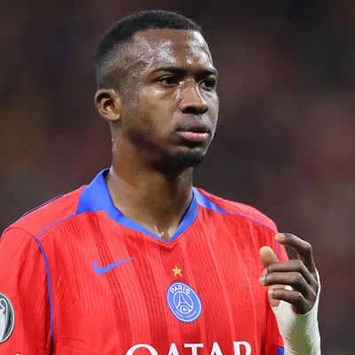 William Pacho gana todo en el PSG pero se ofrece a sorpresivo equipo