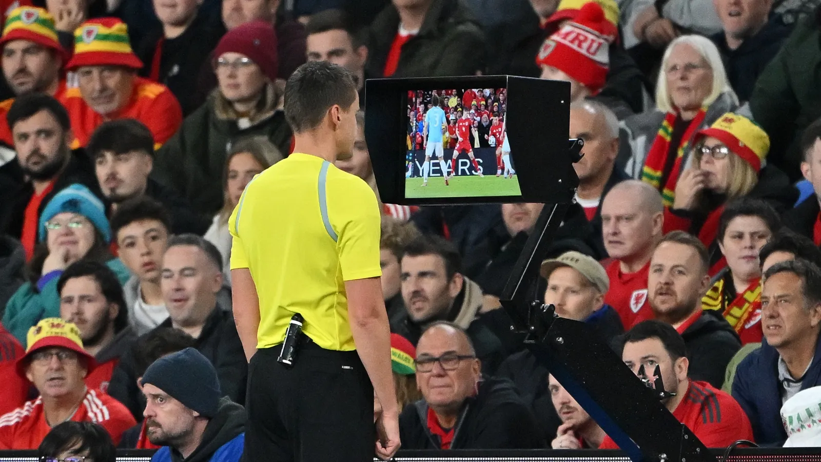 UEFA quiere menos intervenciones del VAR: GETTY