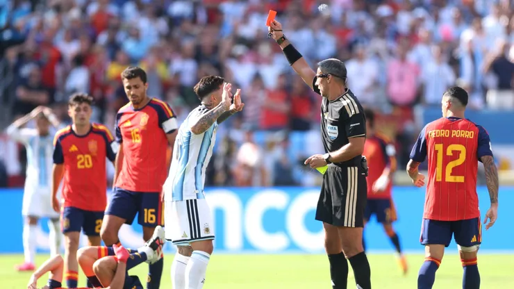 UEFA confirmó cambios en sus arbitrajes.