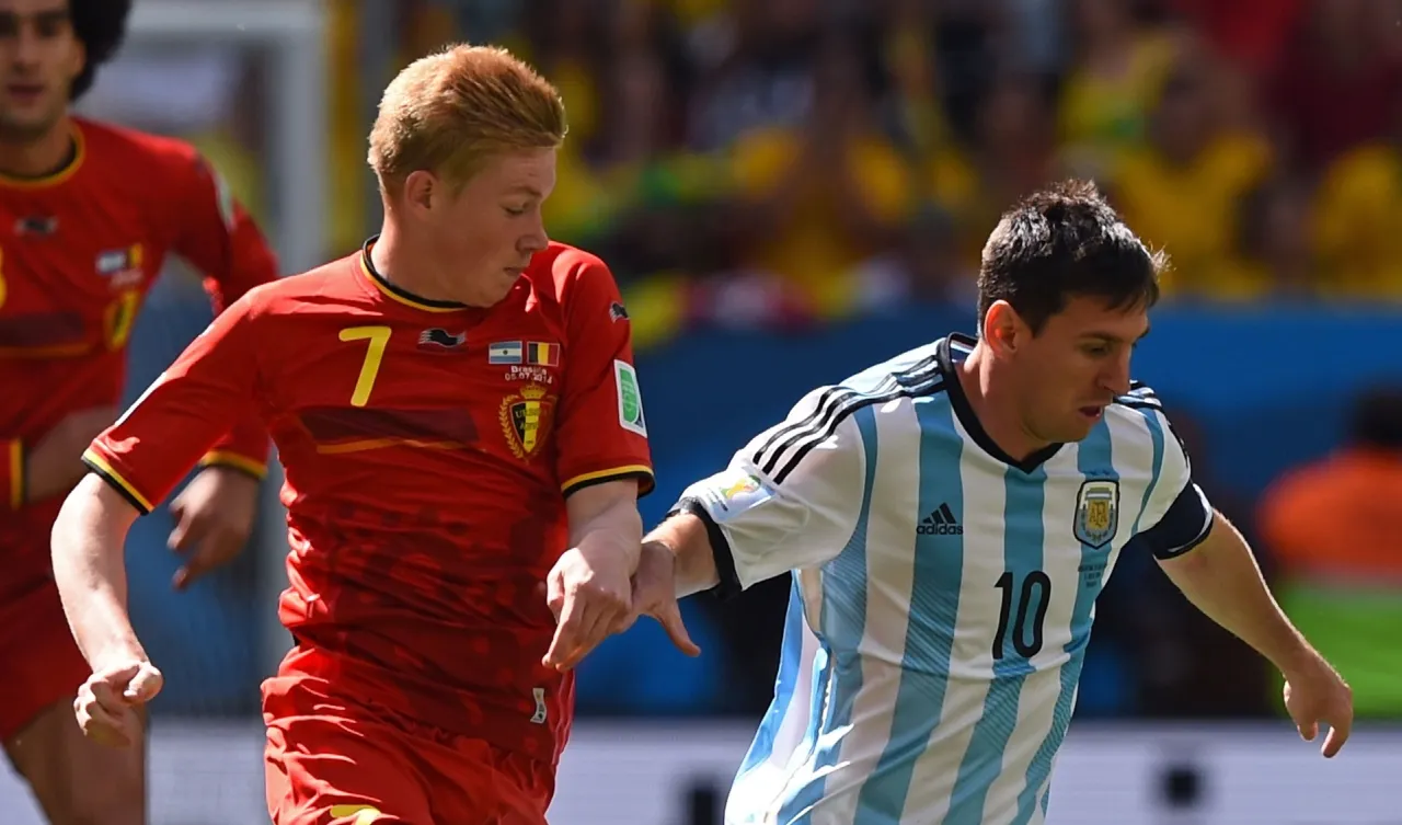 Kevin De Bruyne y Lionel Messi. (Foto: Getty Images)