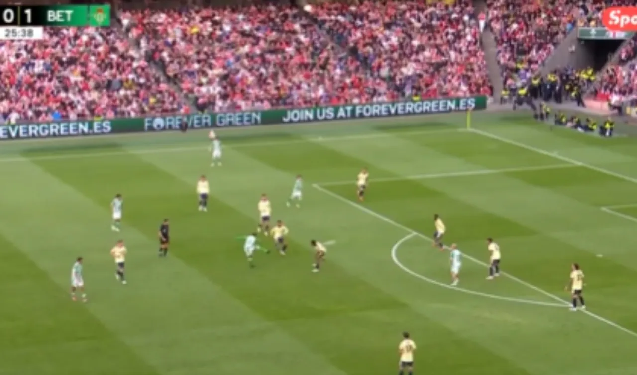 El gol de Nelson Deossa al Arsenal. (Foto: X / @SportyNetBrasil)
