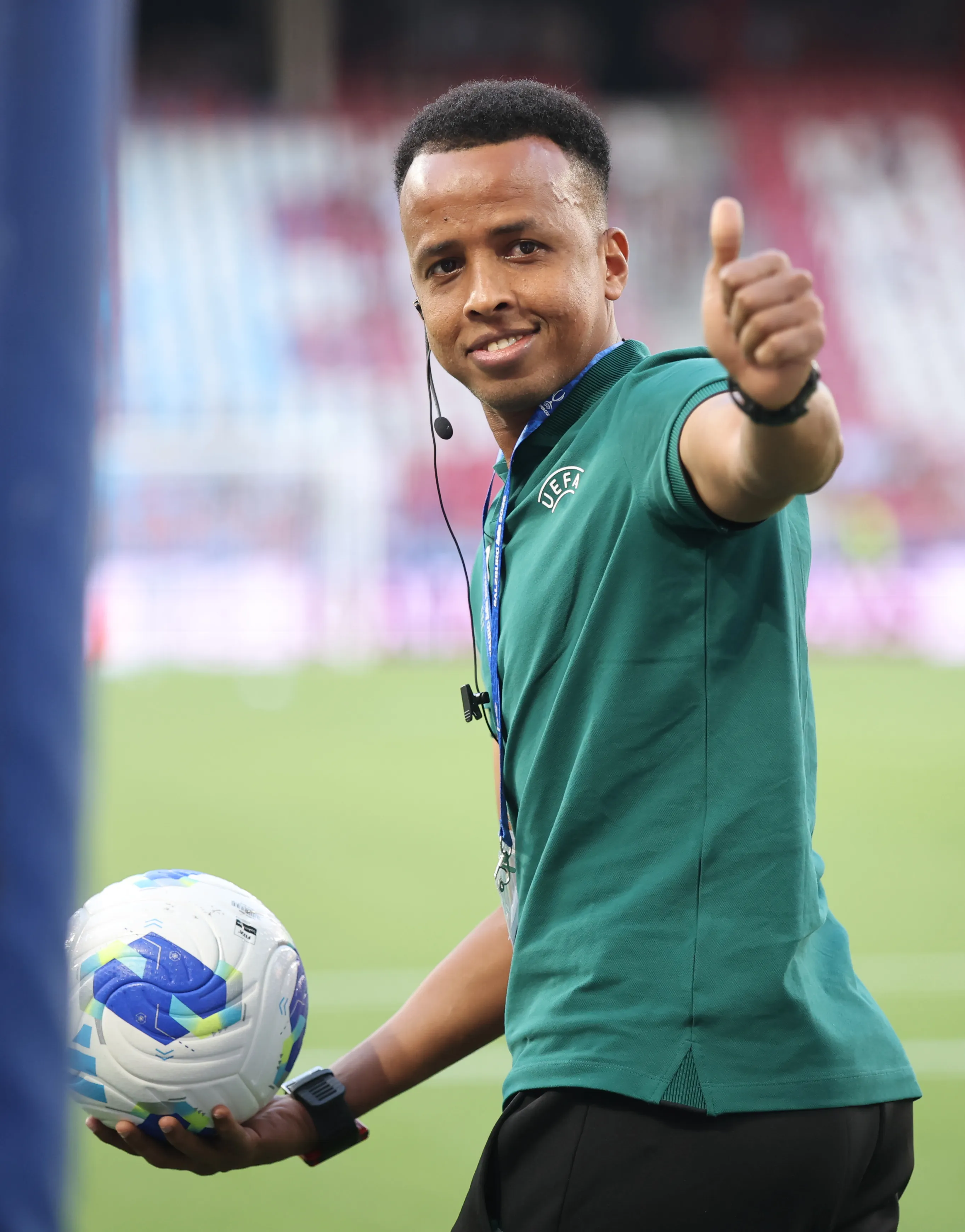 Omar Abdulkadir Artan de Somalia pita la final de la Supercopa UEFA. (Foto: GettyImages)
