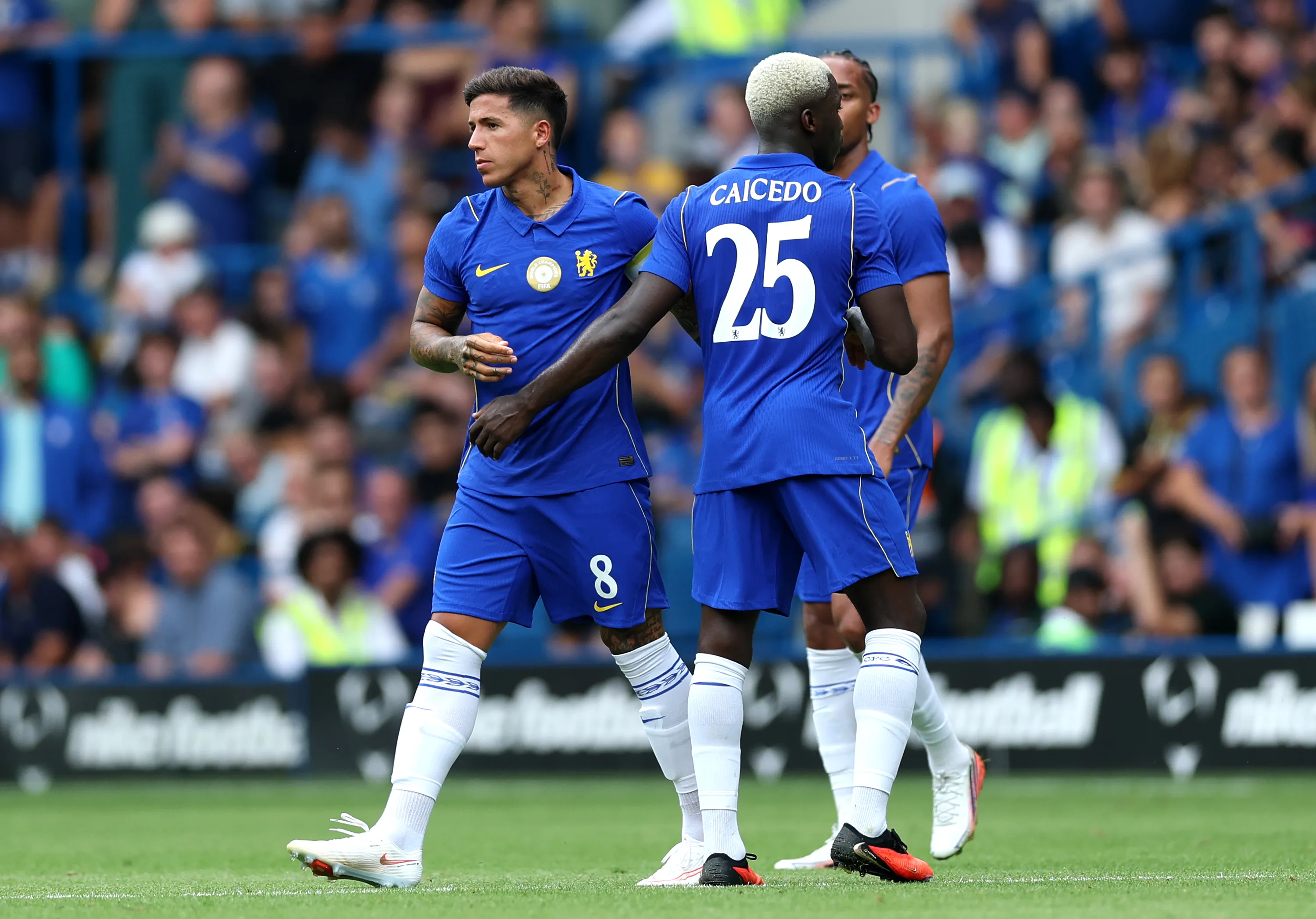 Enzo Fernández y Moisés Caicedo en la pretemporada de Chelsea. (Foto: GettyImages)