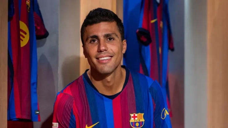 Rodri ya posa con la camiseta del Barcelona.