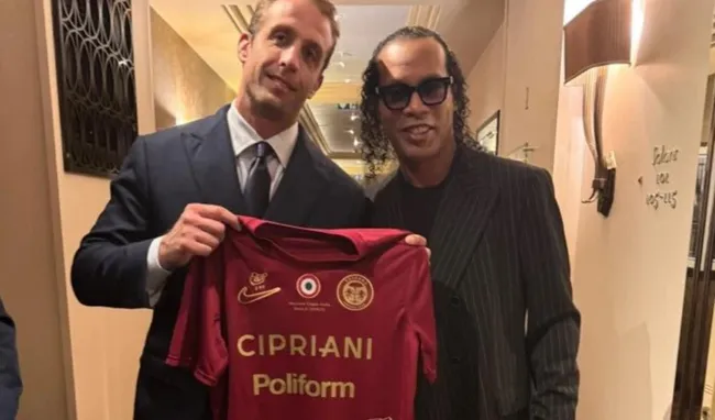 Ignazio Cipriani y Ronaldinho. (Foto: x / @calciolog_tr