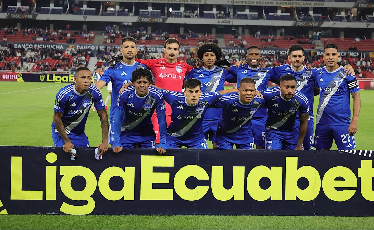 Tenso momento: los hinchas de Emelec explotan contra sus jugadores en pleno avión
