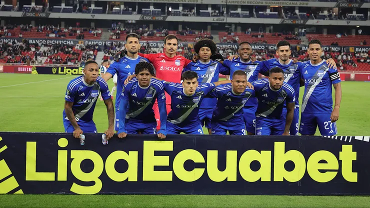 Hinchas de Emelec explotan contra sus jugadores en pleno vuelo