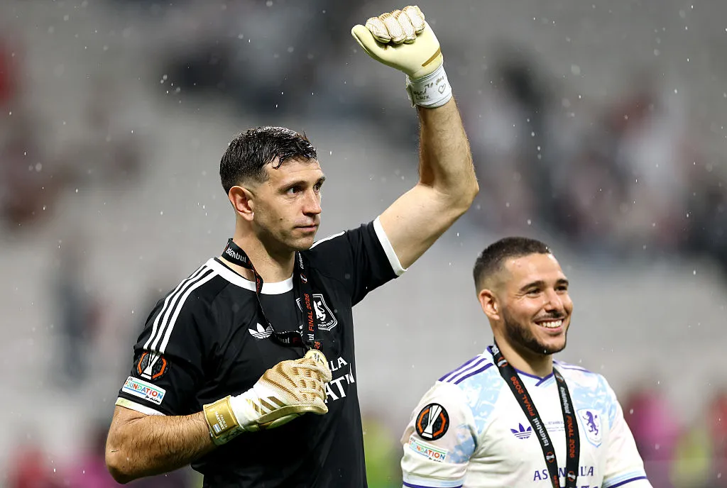 Dibu Martínez – campeón Aston Villa.