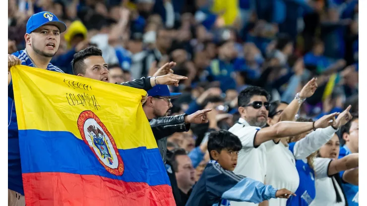 Hinchas de Millonarios contra Inter de Bogotá.