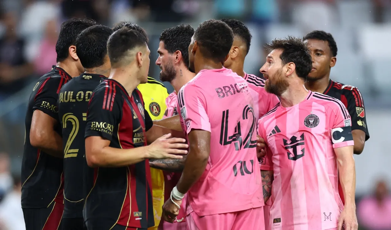 El cruce entre Alonso y Messi en la MLS. (Foto: Getty Images)