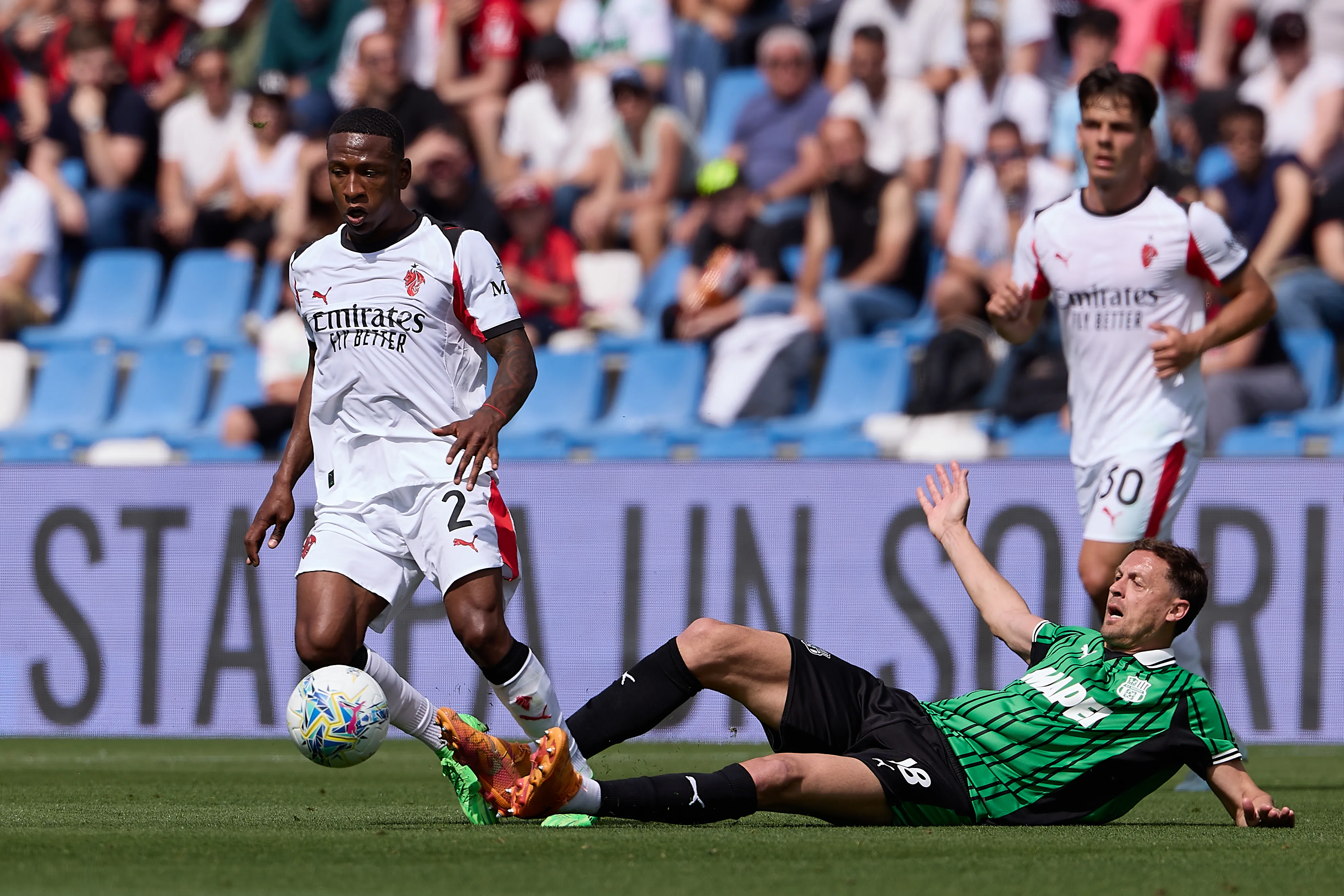 Pervis Estupiñán titular en el AC Milan.