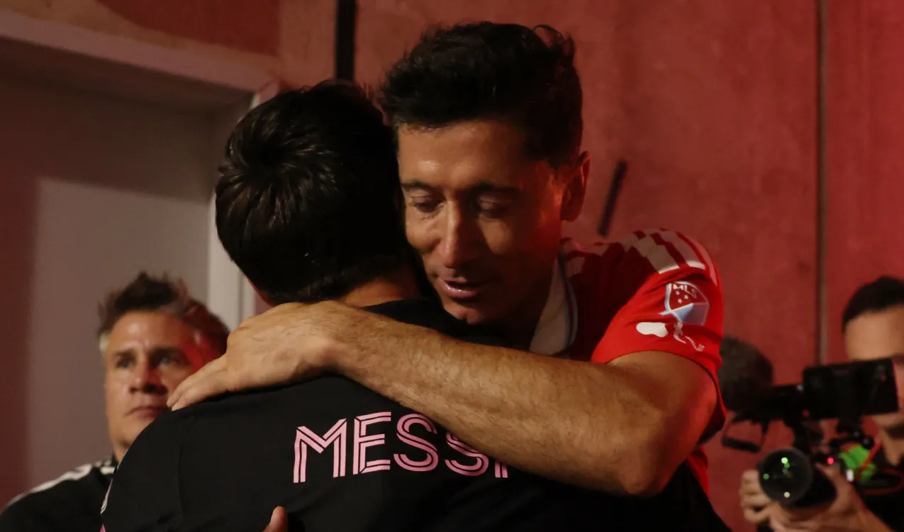 Leo Messi y Robert Lewandowski. (Foto: Getty Images)