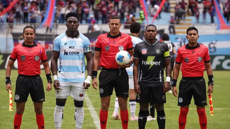 La denuncia de Deportivo Quito contra Inter Quito. Imagen mejorada con IA.