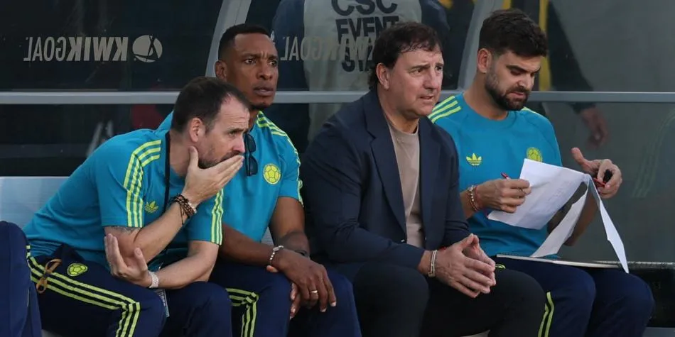 Néstor Lorenzo y su anterior cuerpo técnico.