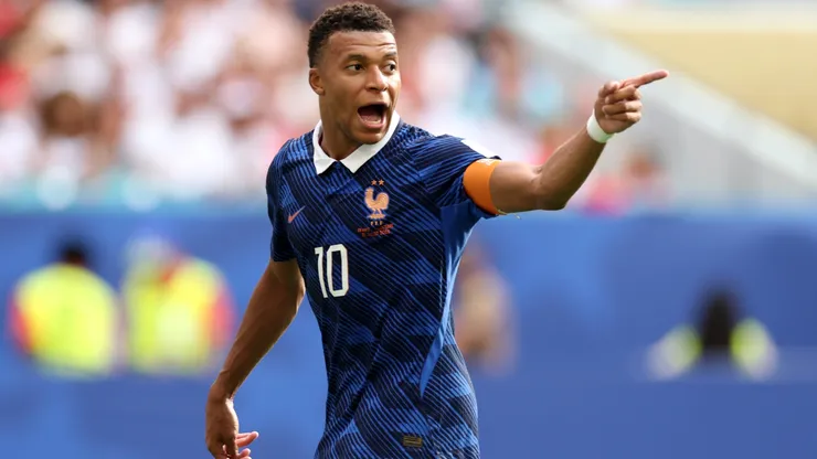 Francia critica a Mbappé por pedir el Balón de Oro.
