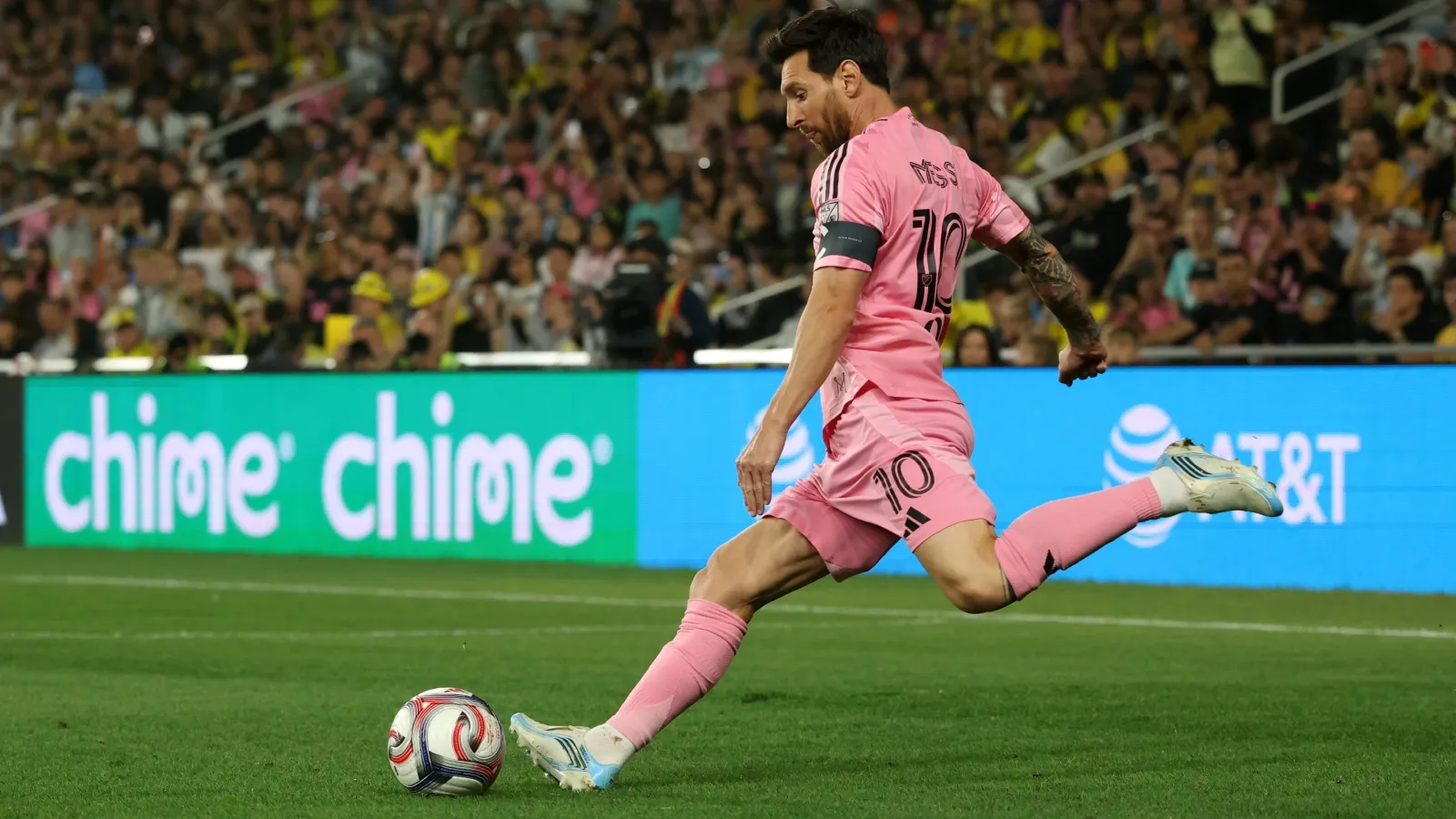 Messi ya tiene 201 goles de pelota parada: GETTY