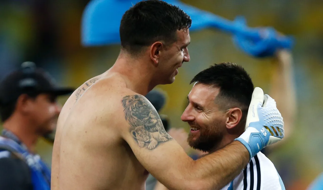 Dibu Martínez y Leo Messi. (Foto: Getty)