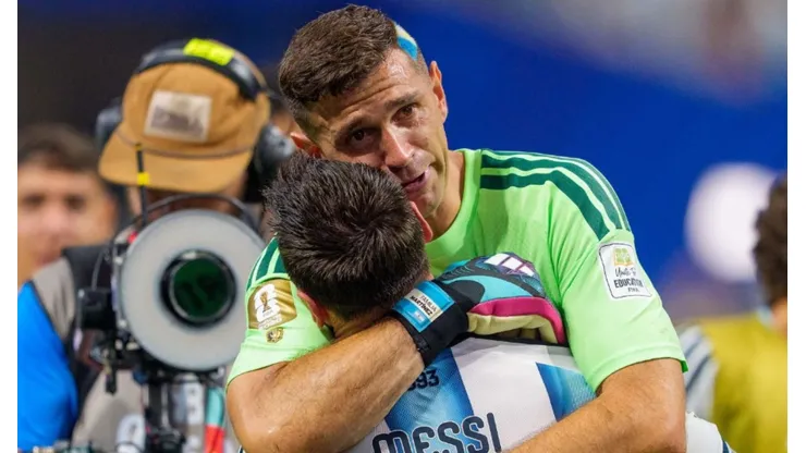 Emiliano Dibu Martínez y Lionel Messi.